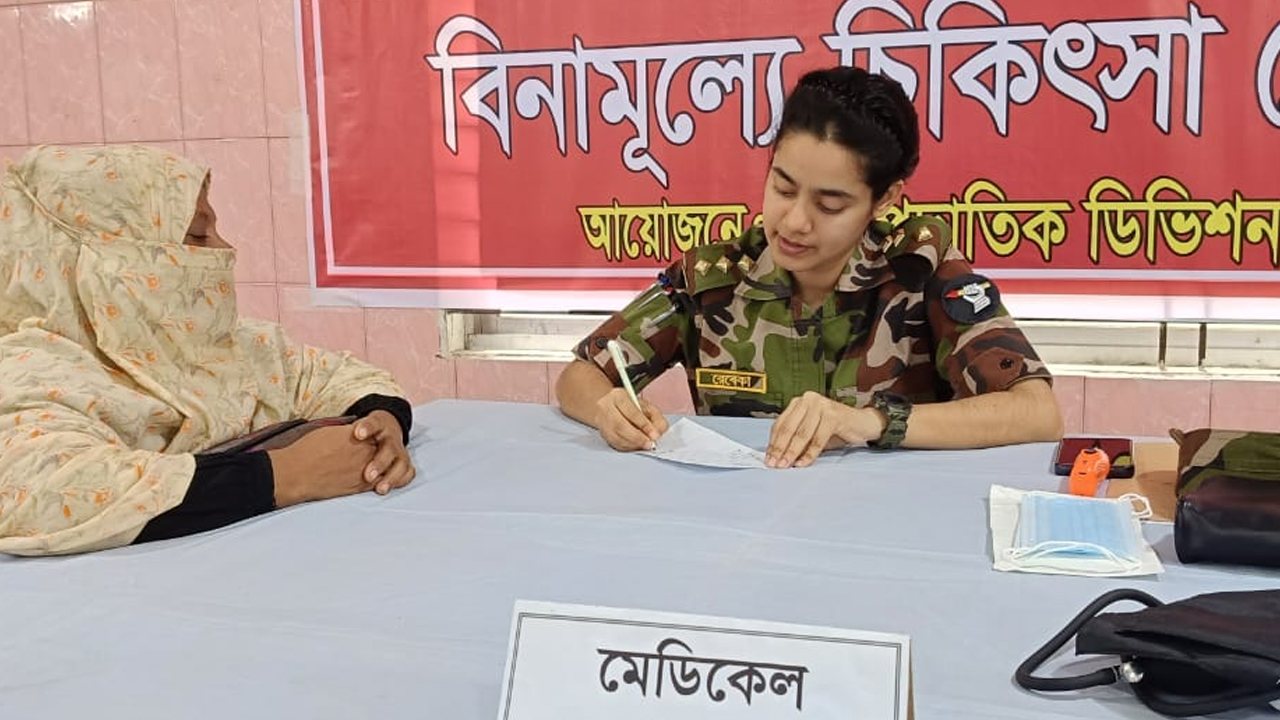 কুমিল্লায় সেনাবাহিনীর ফ্রি মেডিকেল ক্যাম্প